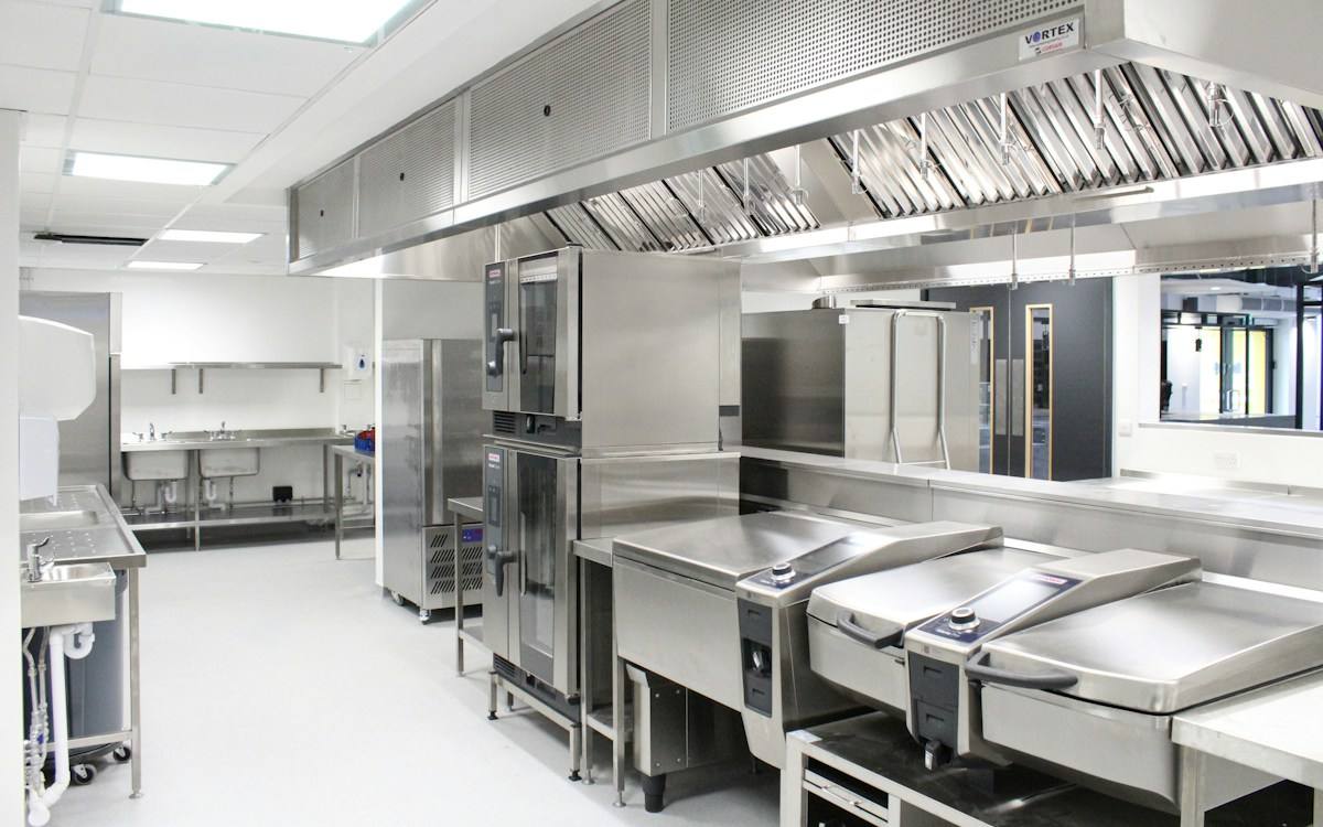 Bucătărie de restaurant curată, din inox